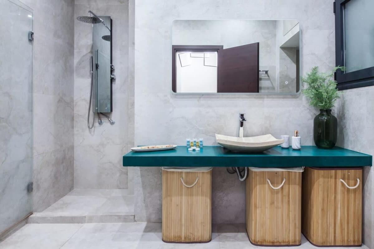 Beautiful Elegant Apartment Next To Monastiraki アテネ エクステリア 写真