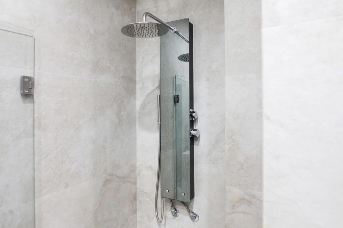 Beautiful Elegant Apartment Next To Monastiraki アテネ エクステリア 写真